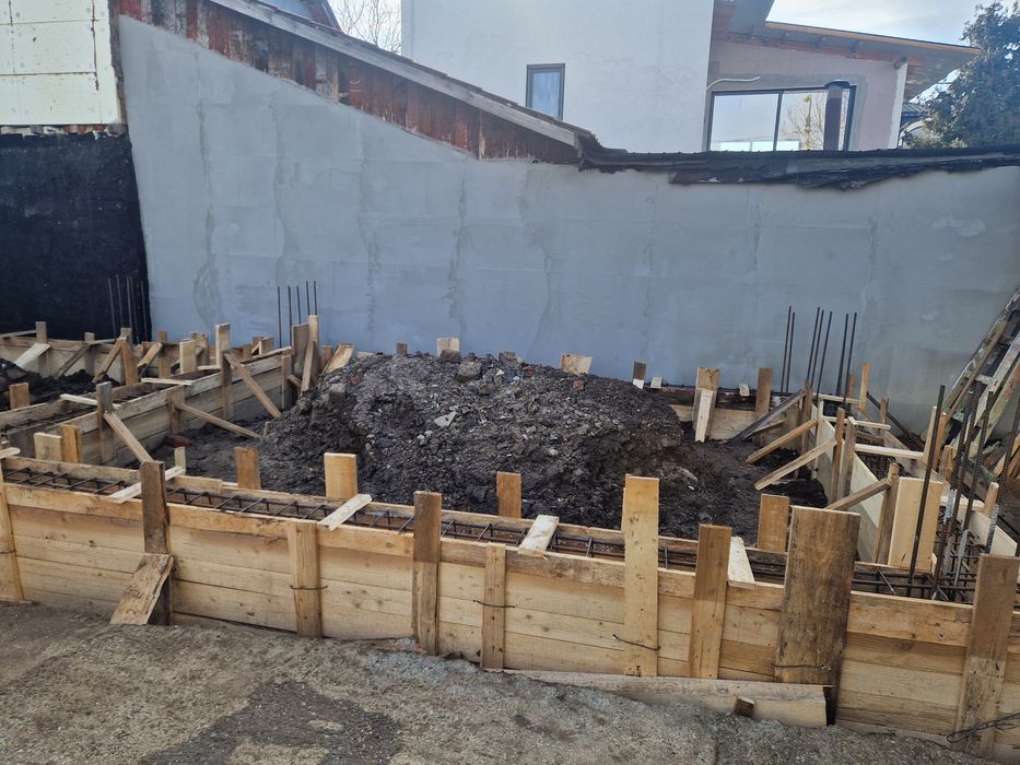 Executam case la rosu