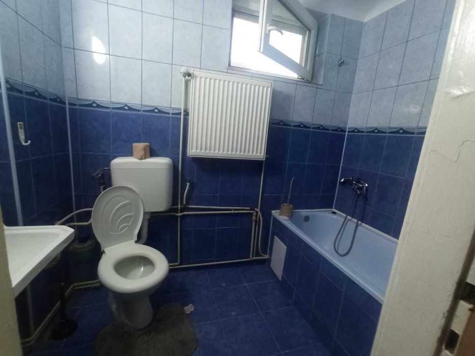 Dau in chirie  apartament cu 2 camere in apropiere de Spitalul Judetean