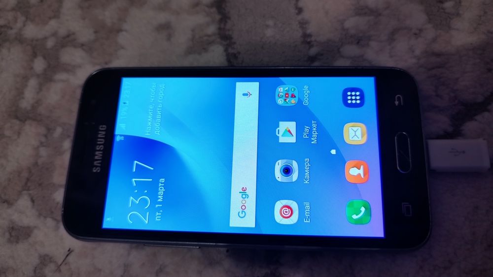 Телефон Samsung galaxy j1