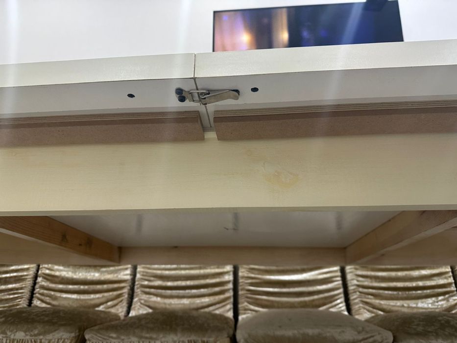 Стол для гостинной