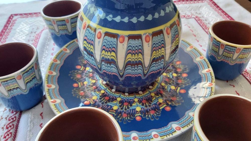 Ръчно бродирана покривка и керамичен сервиз