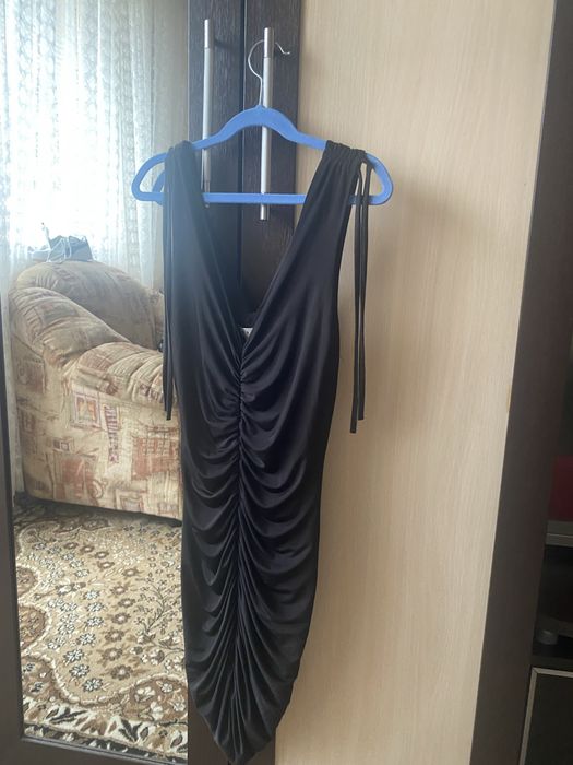 Черна средно дълга рокля