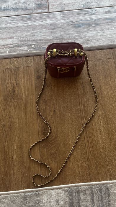 Продаестя сумочка из CHANEL оригинал