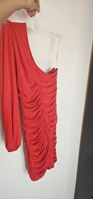 Rochie scurta , foarte sexy este impecabilă