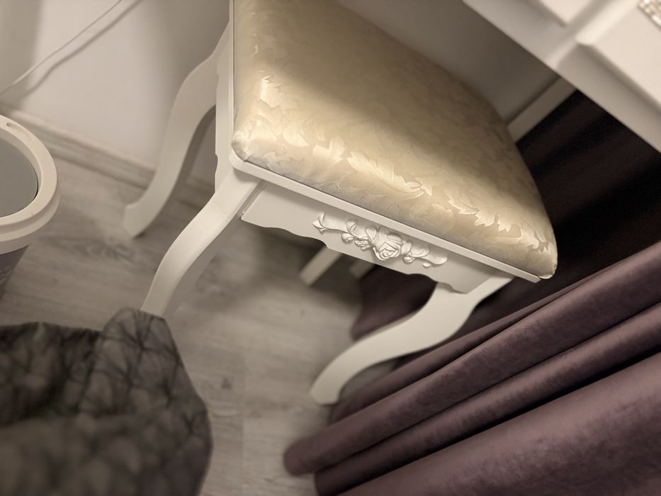 Masuta machiaj in stare buna cu scaunel