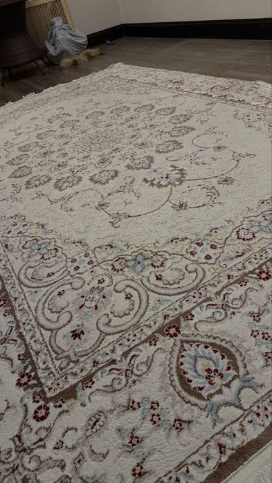 Ковер в хорошем состоянии. После химчистки