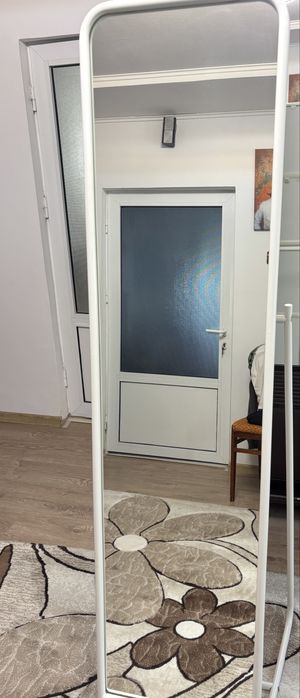 Oglinda verticala alba cuier implementat