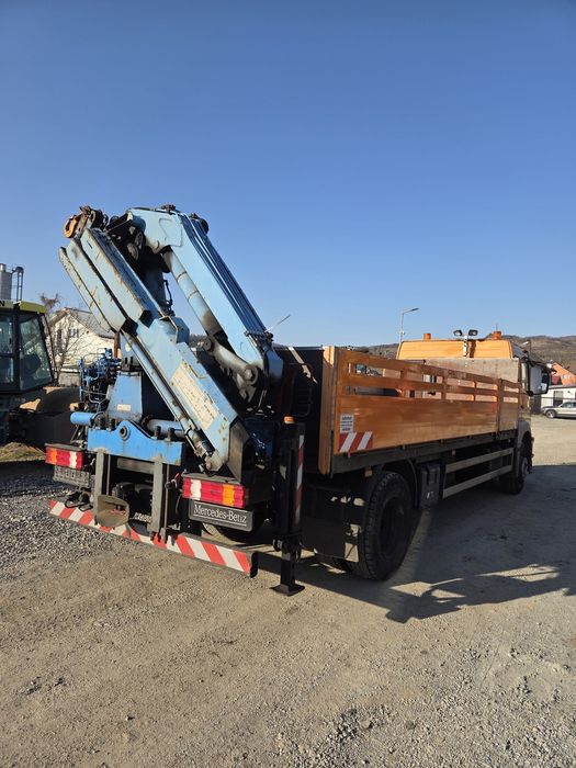 Camion Mercedes Atego  cu macara pentru materiale de construcții  AN 2001