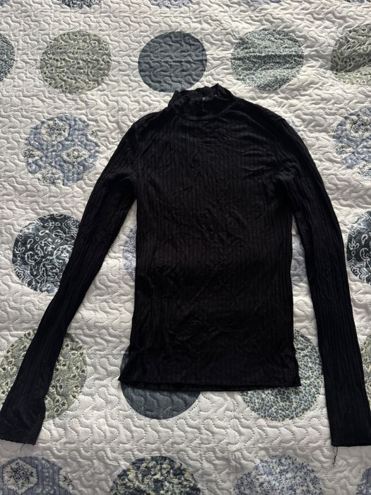 Комплект от 4 неща за 5€, 1 бяло поло, 1 черно поло, 1 син потник от Mango, 1 черна рокля от H&m