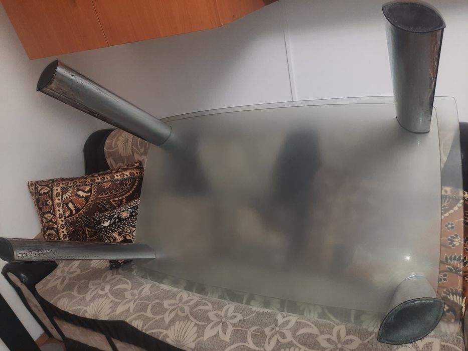 Masa mare din sticla