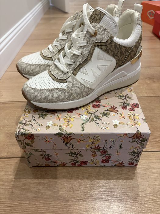 Продам ботинки женские