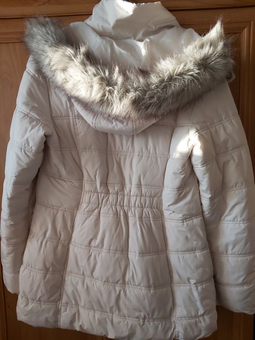 Vând geacă damă elegantă culoare bej.