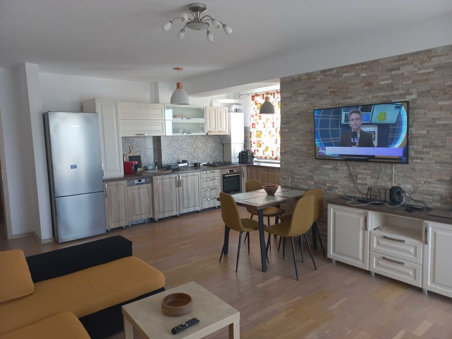 Apartament 3 camere in centrul Brasovului. Aproape de Aula Universitatii si Colina Universitatii. Bloc din 2016. Parcare demisol si boxa.