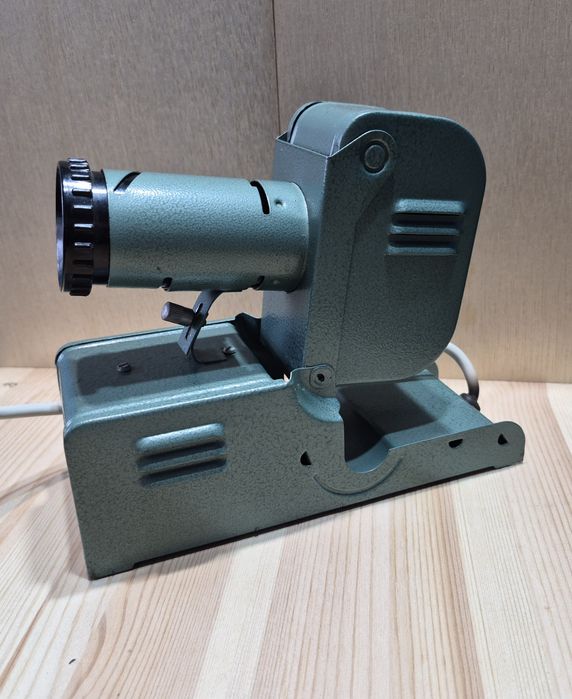 Прожекционен апарат "Пионер 01". Работи. Липса.