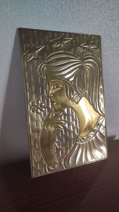 Металлическая чеканка, портрет девушки