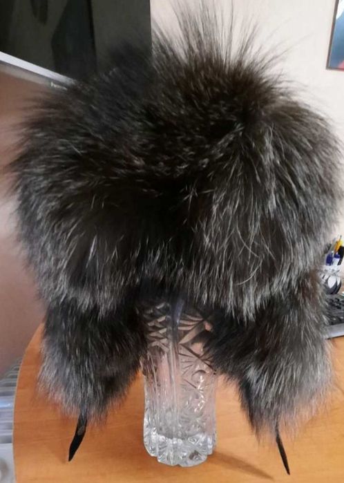 Шапка от естествен велур и сребърна лисица