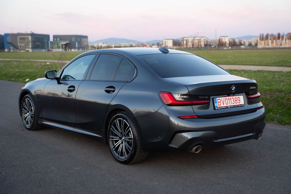 BMW Seria 3 330e M-Sport 292cp LED Adaptiv Frane M Piele Hi-Fi Ceasuri digitale