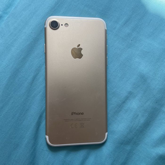 Продам IPhone 7