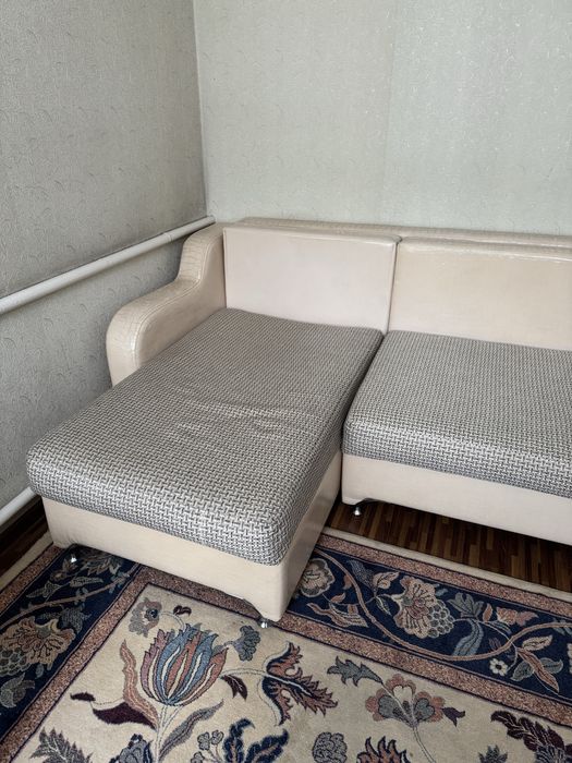 Угловой диван и кресло