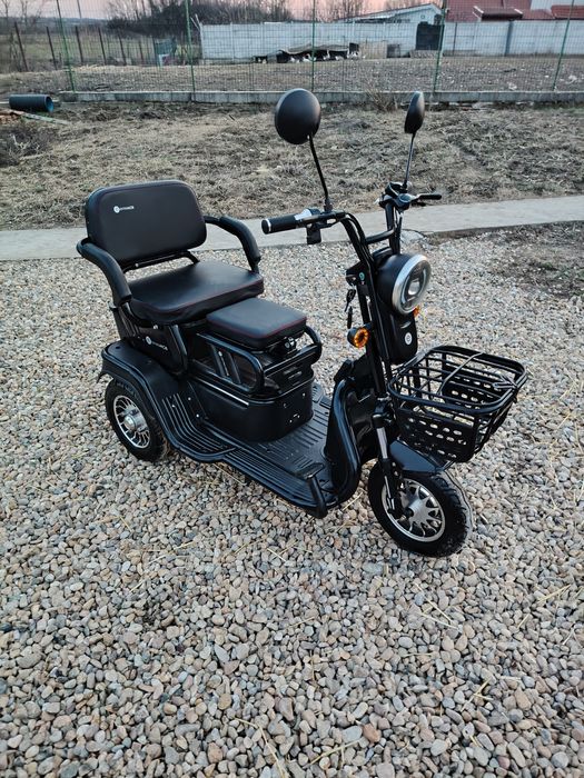 Triciclu electric 2 locuri 100 km aproape Nou 4 chei încărcător Alarma