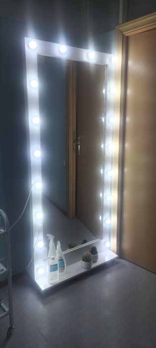 Зеркало с освещением или подсветкой. На колесиках