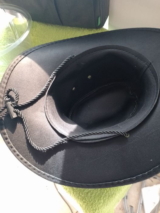 Palarie cowboy cu borul larg