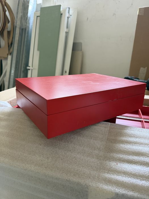 Дървени кутии от MDF – червено мат, с ключалки и разделители