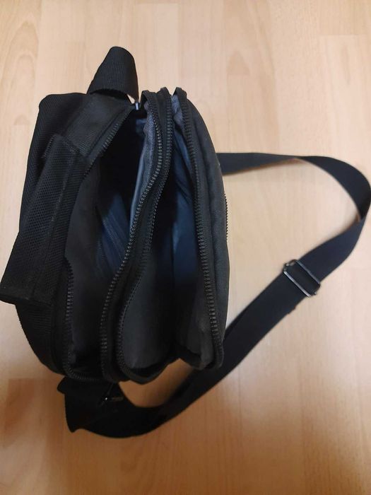 Мъжка черна стилна чантичка с множество отделения, ципове и презрамка