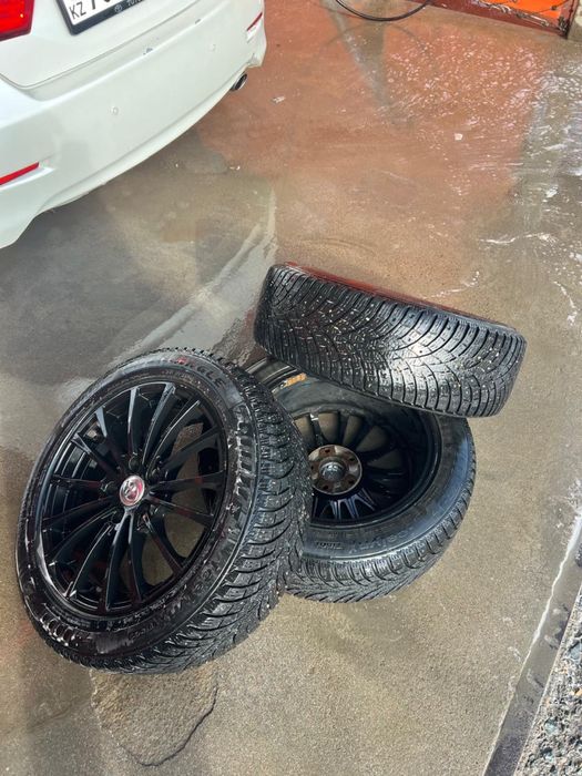 Продам комлект дисков с зимней резиной