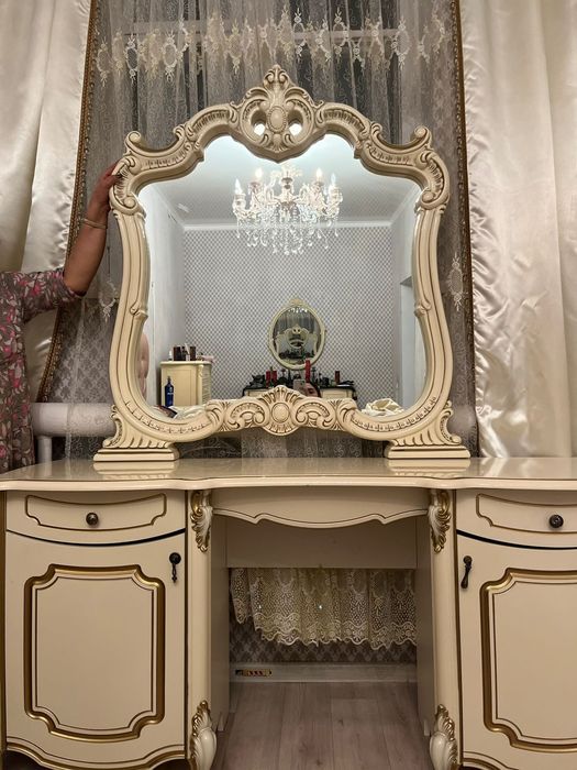 Продаю зеркало с тумбами