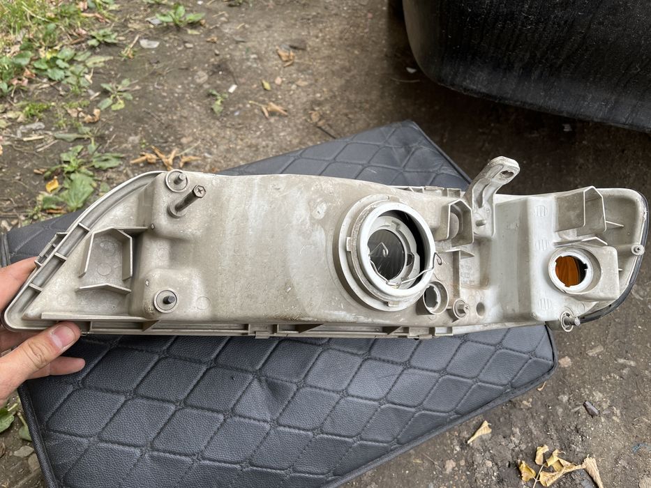 Продам фару правую