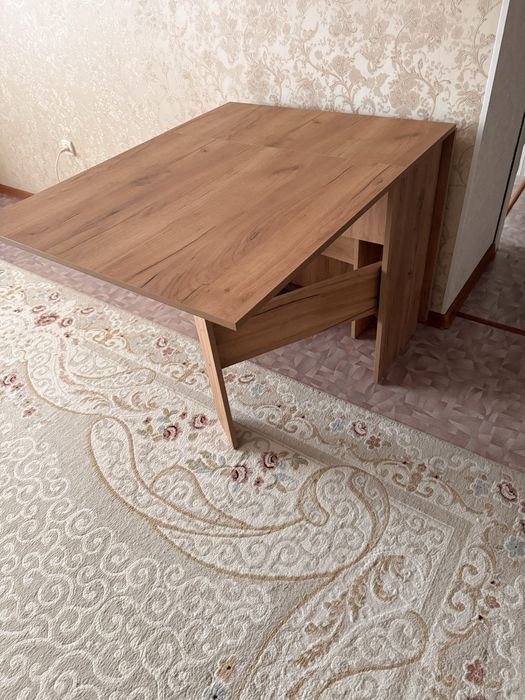 Продаю стол книжку