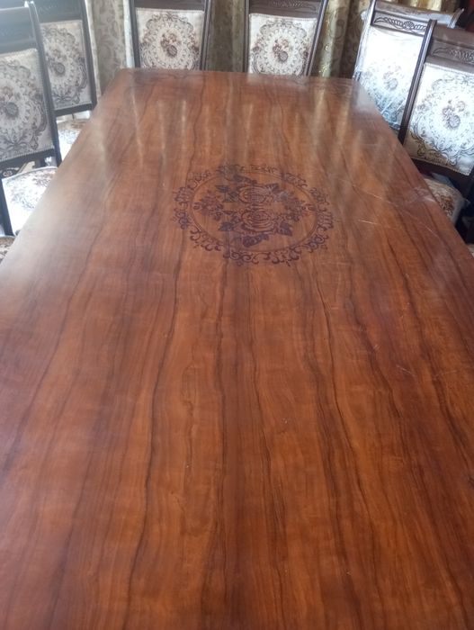 Mehmonxona uchun stol stul