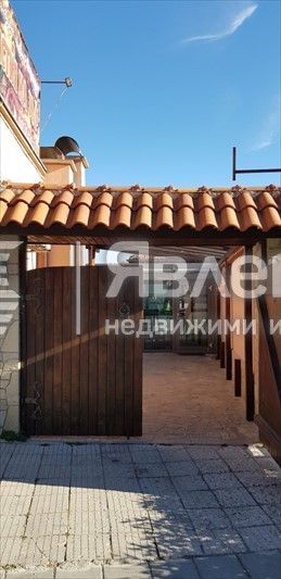 Ресторант и два магазина