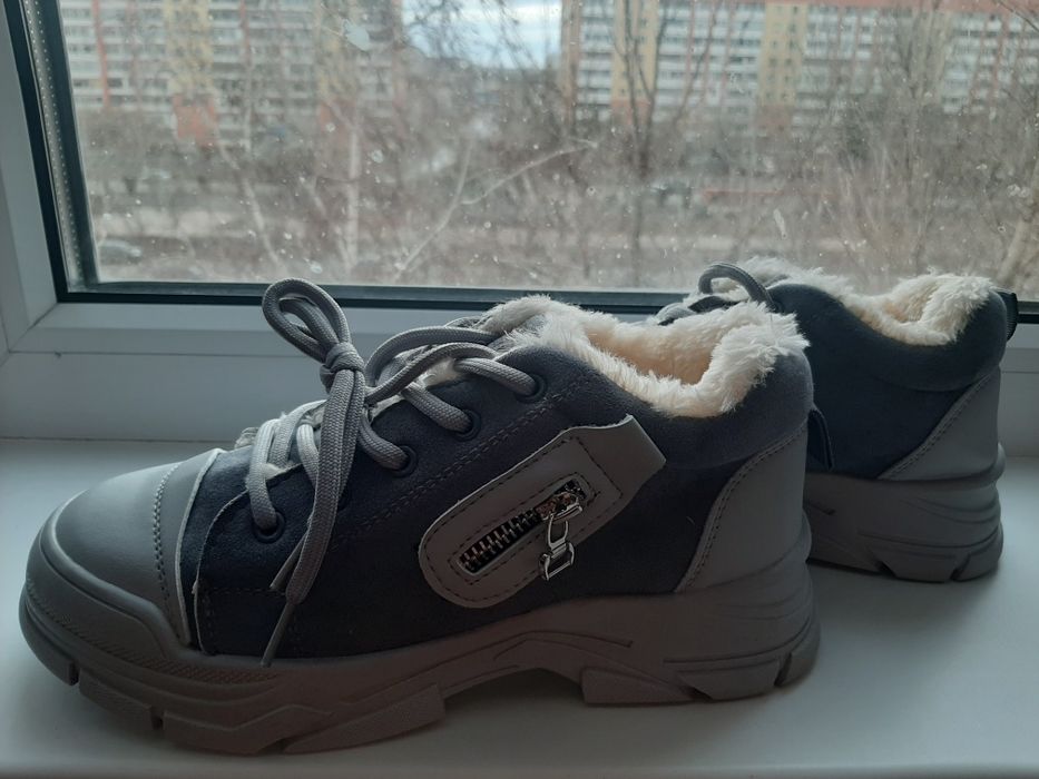 Продам новые ботинки зимние