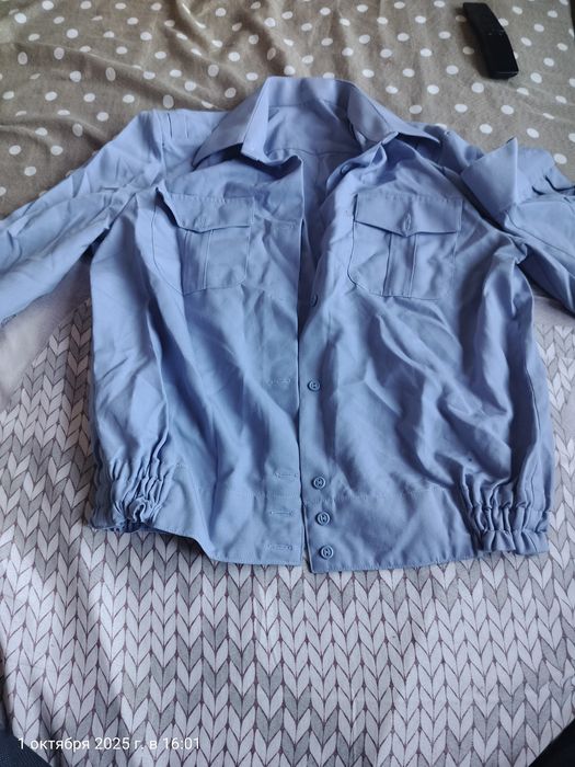 Рубашки белые синие