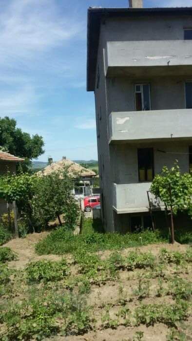 3 етажно жилище с дворно място