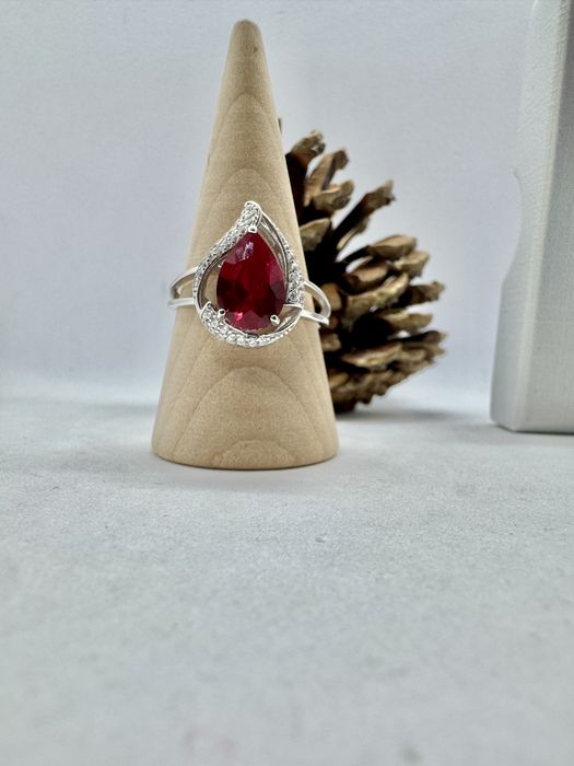 Сребърен пръстен със синтетичен рубин