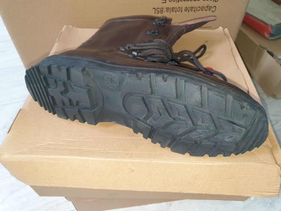 Bocanci din piele naturala