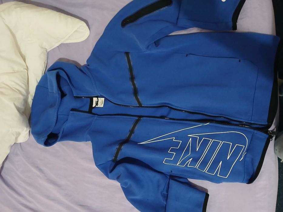 Vând bluza nike tech
