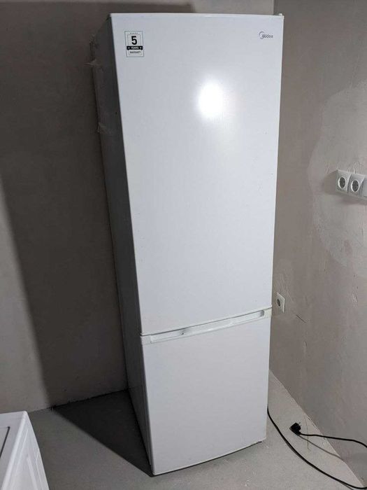 Продавам хладилник Midea с долен фризер 175см