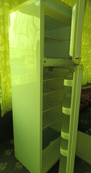 Холодильник сотилади 260 литр буйи 1.80 нархи 900 минг сум.