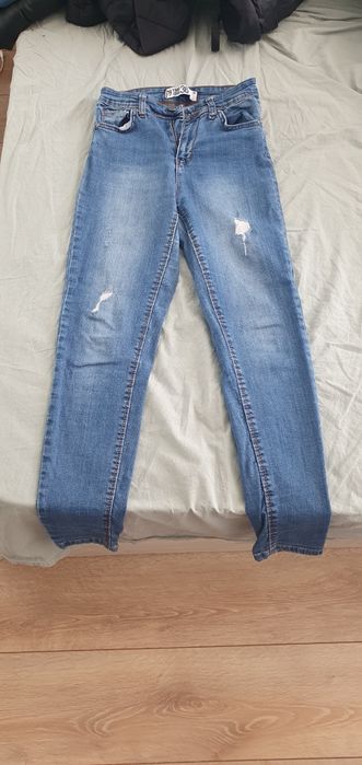 Продавам различни модели дънки и два чифта на Bershka