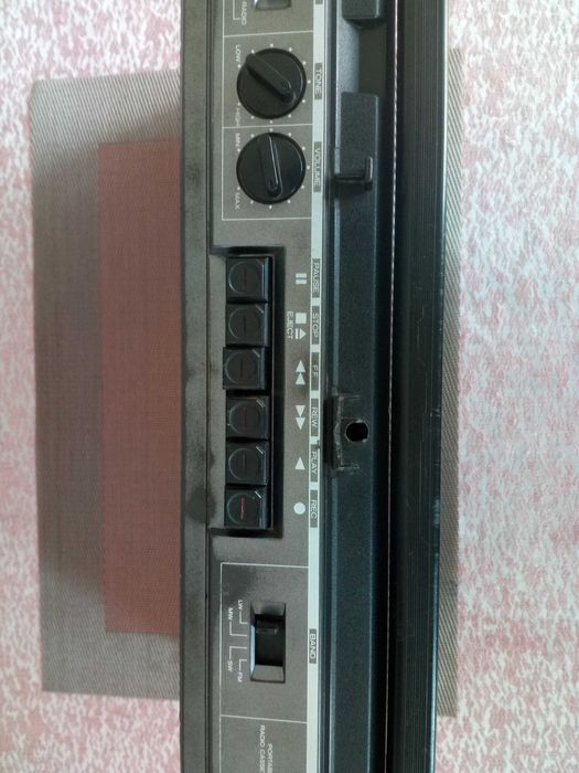 Старинен модел,радиокасетофон--HITACHI.За ремонт,части.