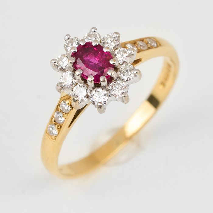 Inel Aur 18k cu Rubin Natural si 16 Diamante Certificat AGL Marime 53