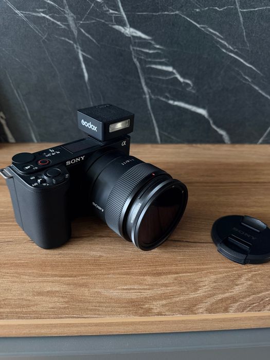 Camera Sony ZV-E10 II, plus obiectiv 11mm f1.8, card 128gb si flash extern