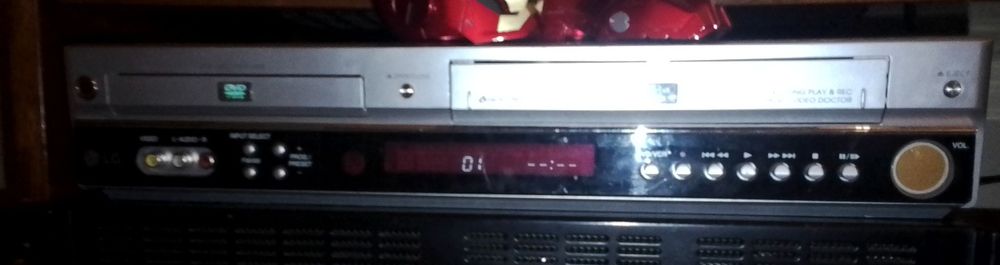 Videocasetofon cu DVD și radio.