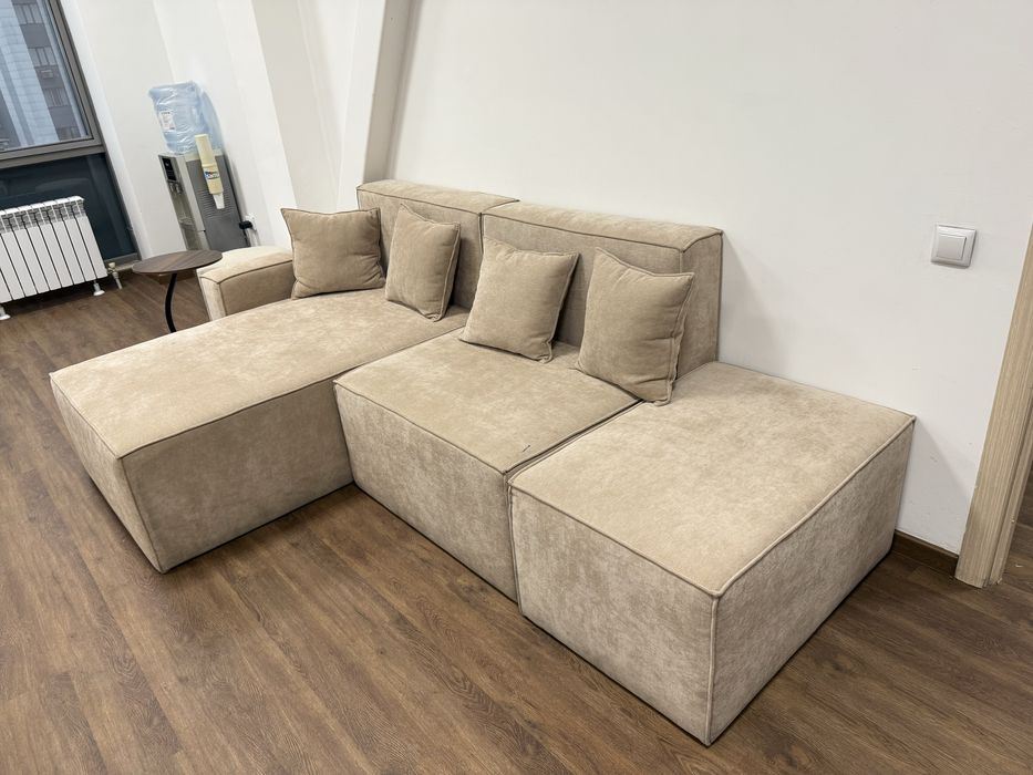 Диван бежевый угловой