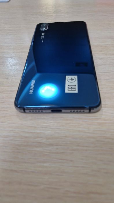 Телефон  huawei p 20