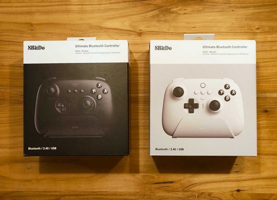 Два контролера 8BitDo Ultimate + станции за зареждане